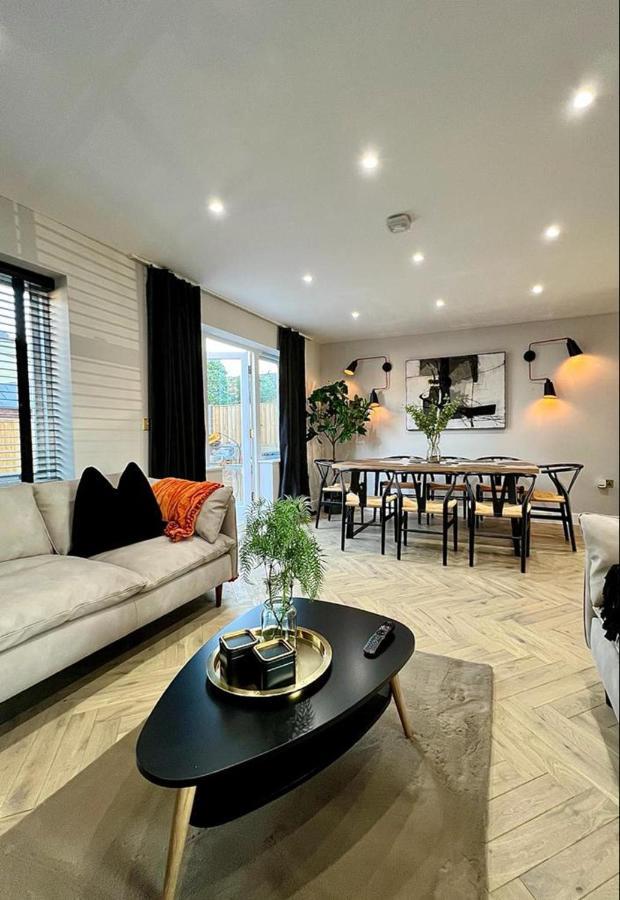 Holiday home Charming 3-bed House With 1 Parking Space *