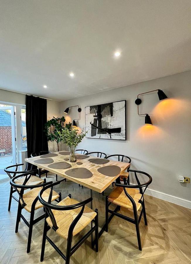 Holiday home Charming 3-bed House With 1 Parking Space *