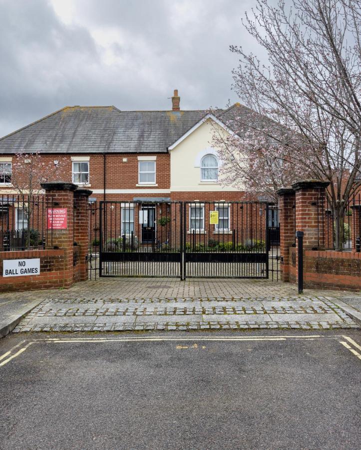 Charming 3-bed House With 1 Parking Space Holiday home
